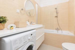 Warsaw Wola Apartment near Nocny Market by Noclegi Renters