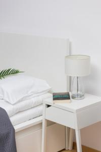 Warsaw Wola Apartment near Nocny Market by Noclegi Renters
