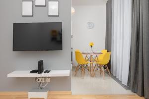 Warsaw Wola Apartment near Nocny Market by Noclegi Renters