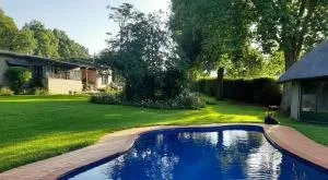 Rosedale Self Catering Cottage with pool and large entertainment BBQ area - Rosetta