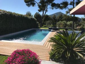 B&B / Chambres d'hotes Chambre luxe dans villa de standing avec piscine, acces discret et independant, terrasse arboree et parking prive : photos des chambres