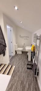 Modern and spacious 2 bedroom apartment with free parking