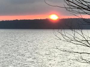 Gran chalet sobre la Laguna del Sauce y con la mejor puesta de sol