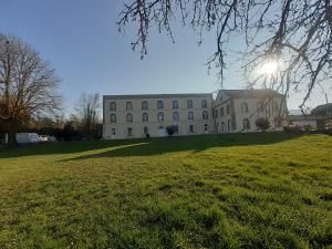 B&B / Chambres d'hotes CHAMBRES D'HOTES DANS DOMAINE DE CHARME A EPERNAY : Chambre Double - Vue sur Piscine