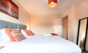 BEST PRICE! 2 Bed City Centre - 4 single beds or 2 Super king, Smart TVs, Sofa Bed & FREE SECURE PARKING