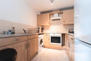 BEST PRICE! 2 Bed City Centre - 4 single beds or 2 Super king, Smart TVs, Sofa Bed & FREE SECURE PARKING