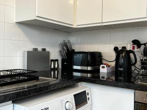 River View Apartment - Central Dundee - Free Private Parking - Sky & TNT Sports - Lift Access - Superfast WIFI - Quiet Neighbourhood - 2 Bathrooms - Amazing Views - Balcony & Courtyard - Long Stays Welcome