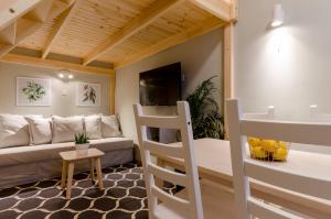 Cosy Studio In Party District AK20S