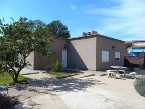 Casa con parque, parrilla y garage para vehículo. - General Rojo