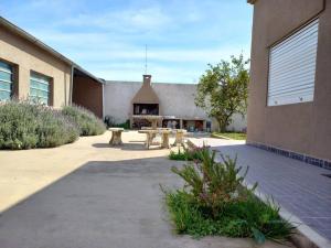 Casa con parque, parrilla y garage para vehículo.