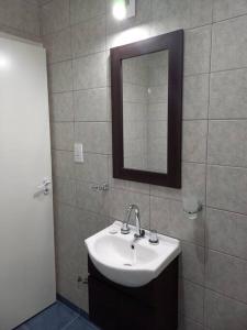 Casa con parque, parrilla y garage para vehículo.