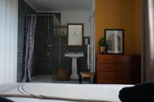 B&B / Chambres d'hotes La Villegiature : Chambre Double avec Salle de Bains Privative