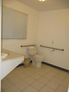 Queen Room - Non-Smoking room in Redwood Inn