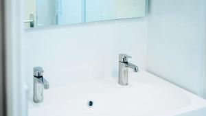Appartements Bella Luna II - Elegant appartement centre ville - Parking gratuit - Wifi ultra rapide-Appareil Massage-Netflix-Jeu societe : photos des chambres