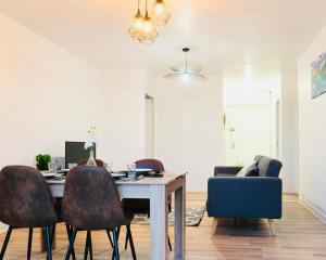 Appartements Bella Luna II - Elegant appartement centre ville - Parking gratuit - Wifi ultra rapide-Appareil Massage-Netflix-Jeu societe : photos des chambres