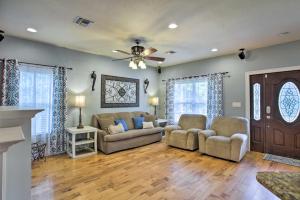 Waveland Family House, 4-Minute Drive to the Beach