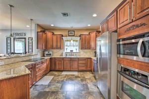 Waveland Family House, 4-Minute Drive to the Beach