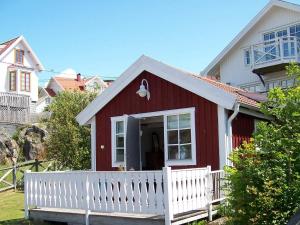 4 person holiday home in Rönnäng-By Traum