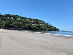 GUARUJÁ ASTURIAS, LAZER COMPLETO, AR CONDICIONADO E VARANDA GOURMET