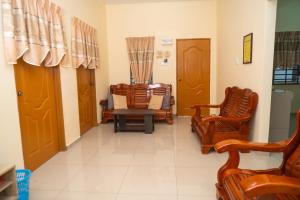 Adorable 2-bedroom home with Pool, Wi-Fi and BBQ