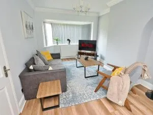 Cosy 3 bed with Parking- Family and Contractors - Holly Lane