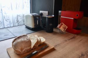 Spacious heated Yurt with Hot tub, 5 mins to beach
