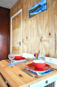 Spacious heated Yurt with Hot tub, 5 mins to beach