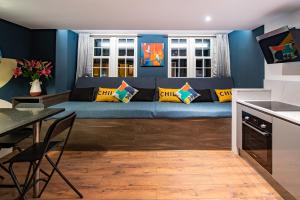 The Nest - Luxury 16 person Apt w jacuzzi & parking