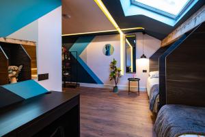 The Nest - Luxury 16 person Apt w jacuzzi & parking