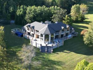 Crestview Estate 5 acres-heated pool-5min to strip