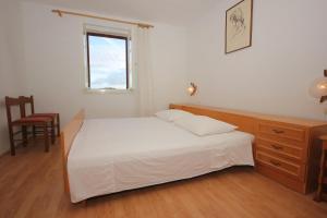 One-Bedroom Apartment with Balcony room in Apartments with WiFi Vis - 8435