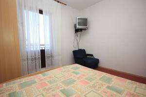 Apartments with parking space Vis - 8448