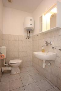 Apartments with parking space Vis - 8448