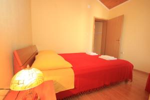 Apartments with parking space Vis - 8531