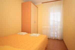 Apartments with parking space Vis - 8531