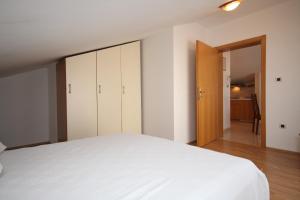 Seaside apartments with a swimming pool Okrug Donji, Ciovo - 8664