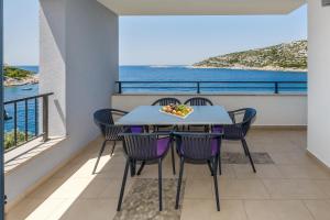 Comfort Two-Bedroom Apartment with Terrace and Sea View room in Villa Lavanda Deluxe