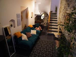 Maisons de vacances Snug holiday home in Saint Chinian with fireplace : photos des chambres