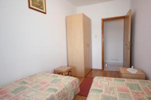 Apartments with parking space Vis - 8448