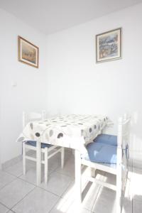 Apartments with parking space Vis - 8448