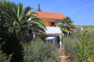 Apartments with parking space Mavarstica, Ciovo - 8439