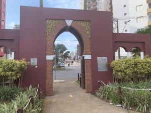 APARTAMENTO NA PRAIA GRANDE A 200 MÉTROS DA PRAIA, CONFORTÁVEL ESPAÇOSO WIFI 350 Mega TV Claro, ÓTIMA LOCALIZAÇÃO