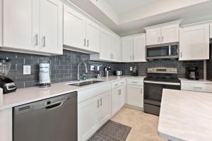 Decadent Penguin - Storey Lake By Shine Villas #704