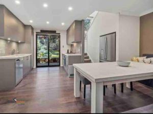 Walk to Slopes & Village, Stylish 2BR Thredbo Chalet with Garage