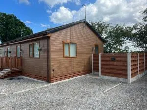 Holly Cabin with Hot Tub - Sheriff Hutton