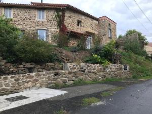 Maisons de vacances Lama-Gite-des-Puys chalet ecologique a 30km des pistes, visite aux lamas Charge VE : photos des chambres