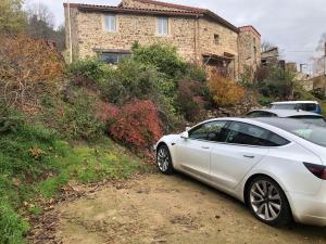 Maisons de vacances Lama-Gite-des-Puys chalet ecologique a 30km des pistes, visite aux lamas Charge VE : photos des chambres