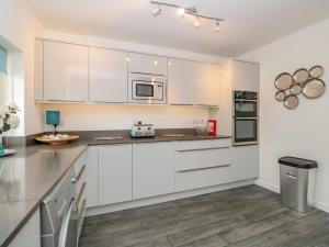 2 Lee Court