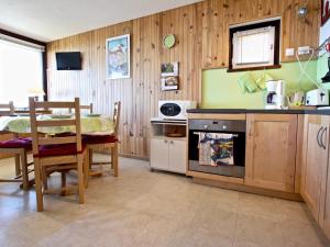 Appartements Bel appartement lumineux avec balcon, proche pistes et commerces a Chamrousse - FR-1-549-34 : photos des chambres