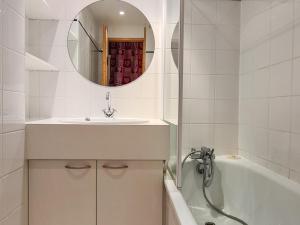 Studio rénové avec balcon sud, casier à ski, proche pistes et commerces - FR-1-425-156